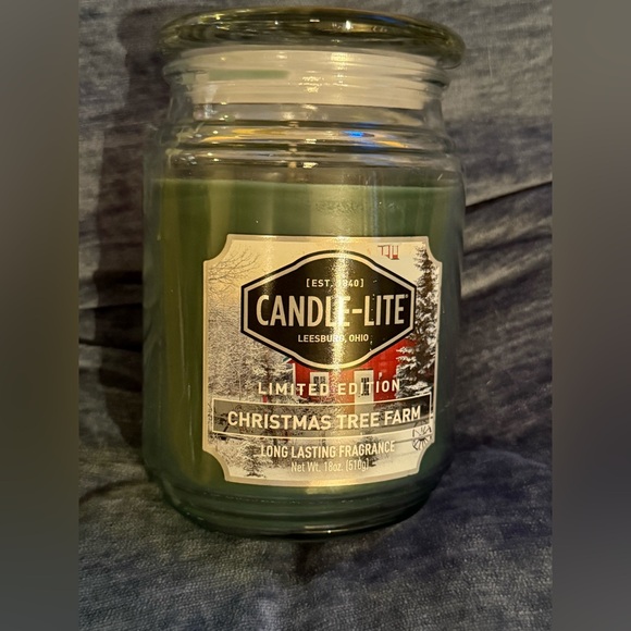 Candle-lite 18 oz. candle “Christmas Tree Farm” NEW/UNUSED Burn time 70-110 hrs - Picture 2 of 8